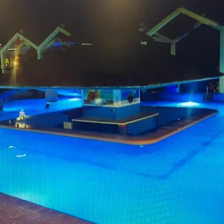 Benalbeach 2bdr Beach100m 5 Pools Gardens 아파트 베날마데나코스타