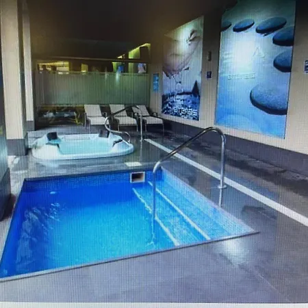 아파트 Benalbeach 2bdr Beach100m 5 Pools Gardens
